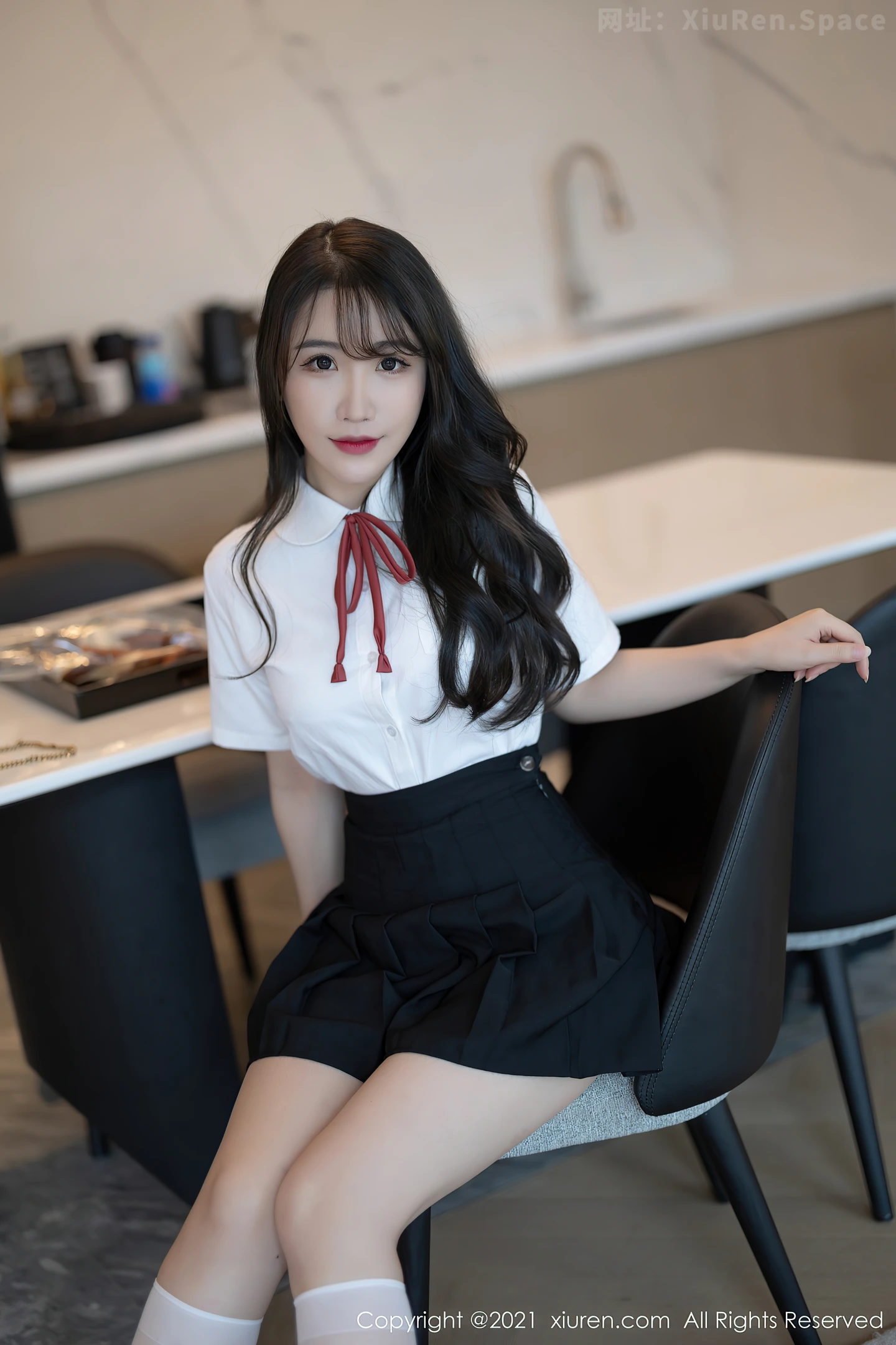 图片[5]-[XiuRen秀人网]VOL.3960 女神Cherry绯月樱深圳旅拍JK制服半脱露性感内衣完美诱惑写真60P-秀人网官方网站
